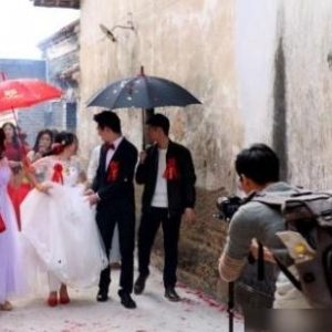 广东“奇葩”习俗：妹妹办婚礼，未婚姐姐被赶到顶楼，怕晦气 ... ... ...