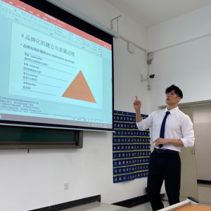 茅台学院首届本科生今年毕业 老师：已有很多酒厂来招人 毕业生很抢手 ... ... ...