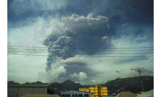 加勒比島國火山噴發灰柱沖上萬米高空