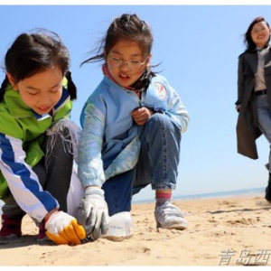 清理海滩垃圾 保护地球家园　