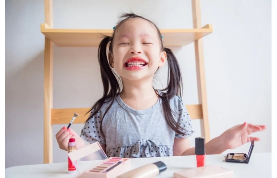 小学生做美妆博主引争议，儿童彩妆安全吗？