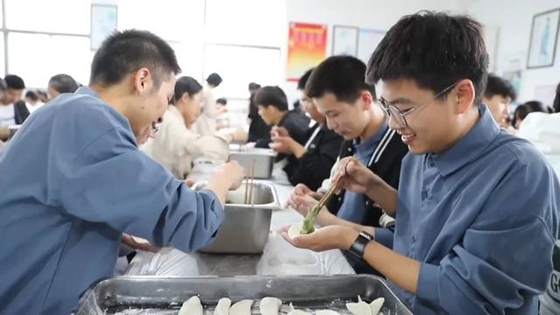 花式解压！284名高三学生半小时包6000个饺子 学生：释放了压力 包和吃的过程都很开心  ...