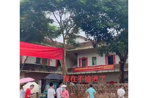 太恶俗！网红冒雨在全红婵家外直播 当地呼吁理性打卡