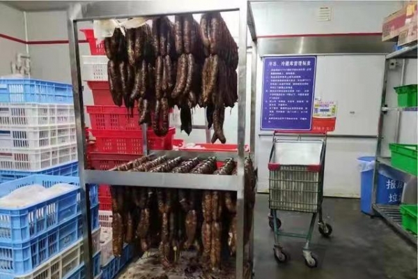 大润发超市特价肉揭秘：发臭隔夜肉洗了卖，变质肉铰馅灌香肠 ... ... ...