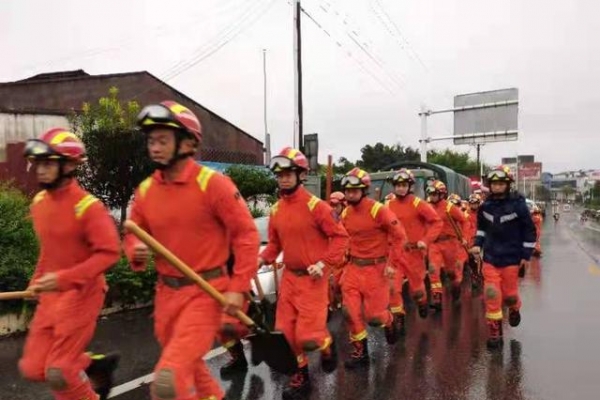 四川森林消防总队100名指战员到达泸县福集镇