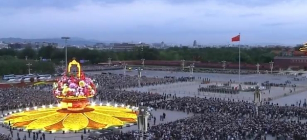 数万人在天安门广场观升旗，人群中欢呼“祝祖国生日快乐” ...