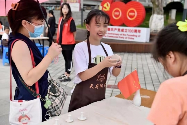 四川天府新区：享受美好幸福生活 社区居民在家门口体验陶艺制作乐趣 ...