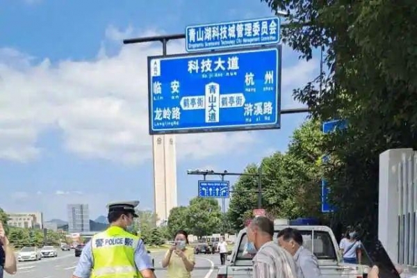 这位“拎包交警”火了！网友：人如其名！