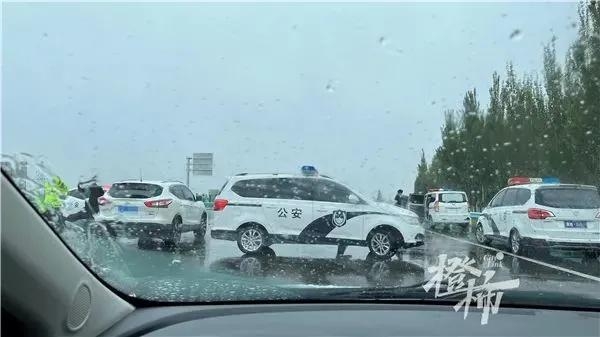 “我们在收费站一天一夜了，外面正下雪”，自驾游新疆的杭州人求助 ...