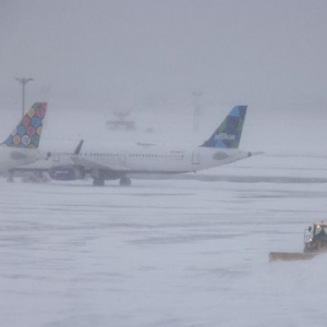 美国多地暴风雪 逾10万用户断电