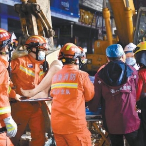 长沙塌楼事故23人被困39人失联 已救出5人送医院救治