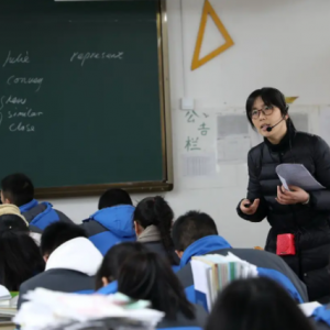 “管太多！”一中学教师身着紧身裤，竟被校长批评“不尊重学生” ...