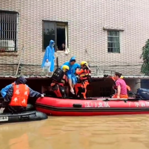 暴雨突袭致广东多地内涝，消防紧急出动