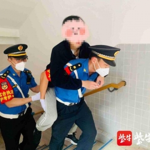 南京江北新区：考生开考前突然骨折，执法队员爱心接力背进考场 ...