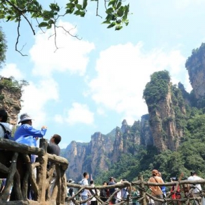 旅游景点一房难求，应对报复性反弹也需未雨绸缪