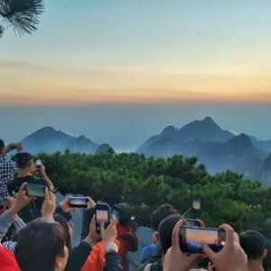 国庆假期第二天：黄山风景区迎来客流高峰