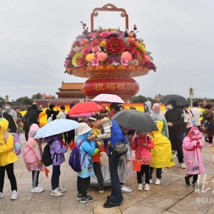 冷雨浇不熄热情！天安门广场游客如织，现场直击