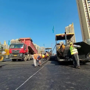 烟台黄渤海新区天山路月底通车，沥青铺设如火如荼