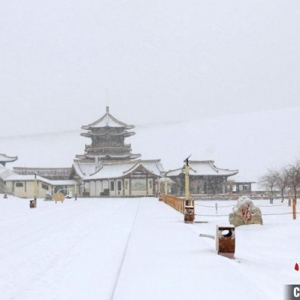 甘肃敦煌迎今冬首场降雪：大漠雪景分外妖娆