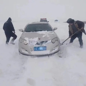 北疆牧民的风雪转场路