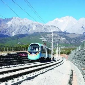 全球首列全景观光山地旅游列车试运行 由中车株机制造