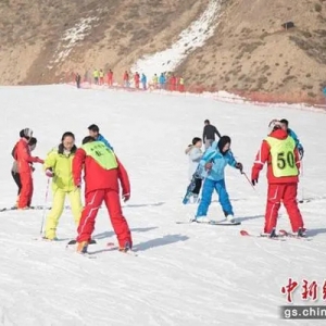 甘肃省大众滑雪公开赛开幕在即 安宁滑雪场“开足马力”迎客来 ...