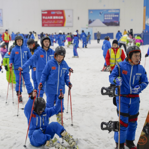 庆下雪引发“冰雪热” 两江新区滑雪馆火