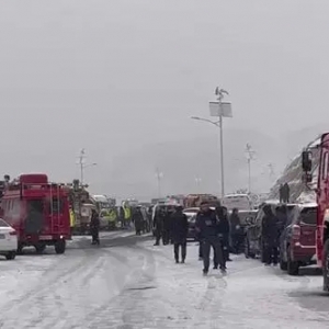 甘肃兰州因降雪致一起多车相撞事故 部分车辆起火