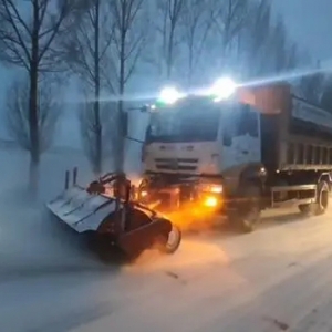 甘肃张掖：昼夜除雪保畅通