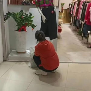 福建：女孩蹲在服装店前哭，两件衣服买1000多，老板不同意退款 ...