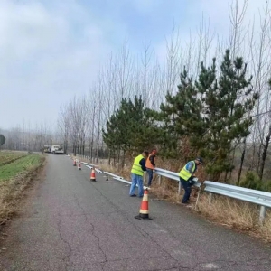 农村公路安装护栏 青岛西海岸新区补齐安全短板