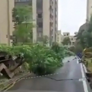 重庆一小区道路突然沉降露出地基，业主：下了十多天雨，当时能听到断裂声，应急管理局：初步评估不影响建筑