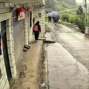 男子躲雨后将屋主晒的菜踢到雨中，网友：这种人的坏是骨子里带的