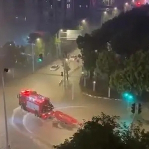 福州遭遇暴雨袭击，两消防员牺牲，市民勿出门、车勿上路