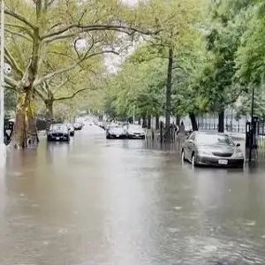 美国纽约州多地遭遇强降雨，纽约州州长：极端降雨天气或成“常态”