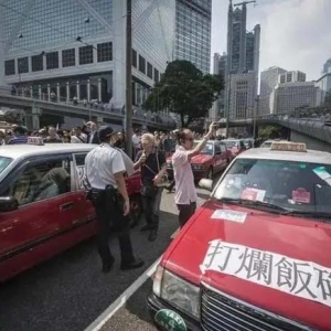 香港出租车司机集体罢工，理由是网约车抢了他们生意，乘客怎么看