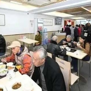 宝山社区长者食堂“美好生活日”启动，让幸?！笆场惫飧形秪