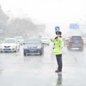 北京迎来强降雪天气 交管部门增设雪天专项岗位1398处