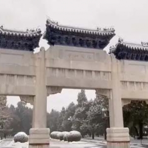 北京降雪点燃游园热情！景区“不扫缓扫”保留景观雪