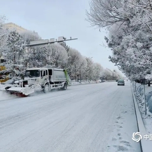 甘肃玉门再迎降雪 多部门联动保畅通