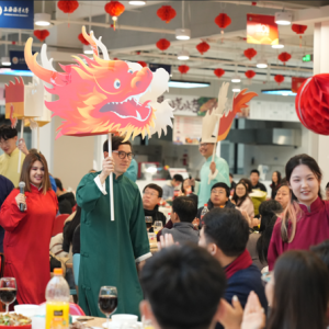 校长掌勺为学生烧年夜饭，浦东“象牙塔”洋溢着浓浓年味