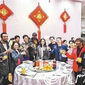 温馨！厦大摆出165桌年夜饭，免费请留校学生围炉