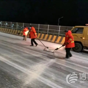 清雪除冰保畅通 西海岸新区交通人冲锋在前