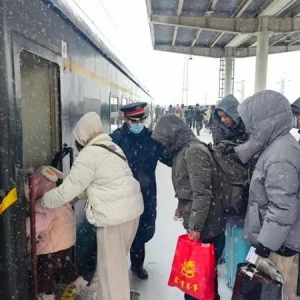 受天气影响，杭州机场出港航班延误30架次，部分列车限速或停运