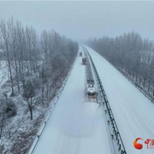 除雪保畅 甘肃省公路部门全力应对降雪天气