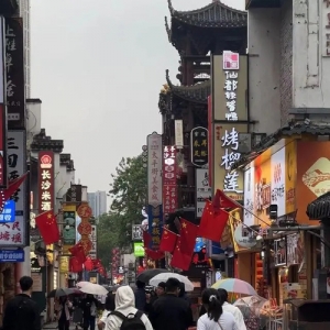 第一批冒雨来长沙的游客已抵达！有人被臭豆腐“辣哭”，有人为偶像而来