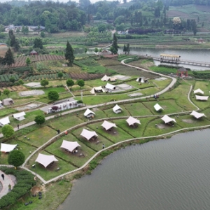 降雨难阻游客热情 “五一”首日名山各景区景点有序迎客