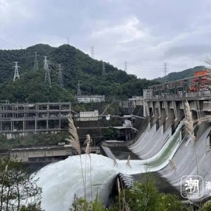 潮新闻记者现场直击新安江水库开闸泄洪：江边拉起警戒线城区生活有序