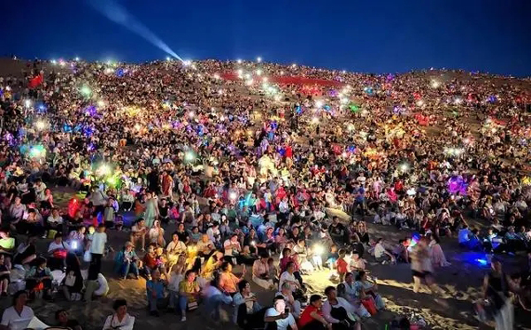 场面震撼！敦煌鸣沙山大风扬沙，景区：已恢复开放，沙漠演唱会正常举行