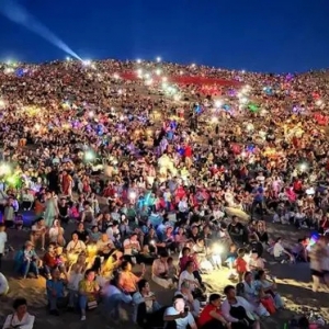 场面震撼！敦煌鸣沙山大风扬沙，景区：已恢复开放，沙漠演唱会正常举行